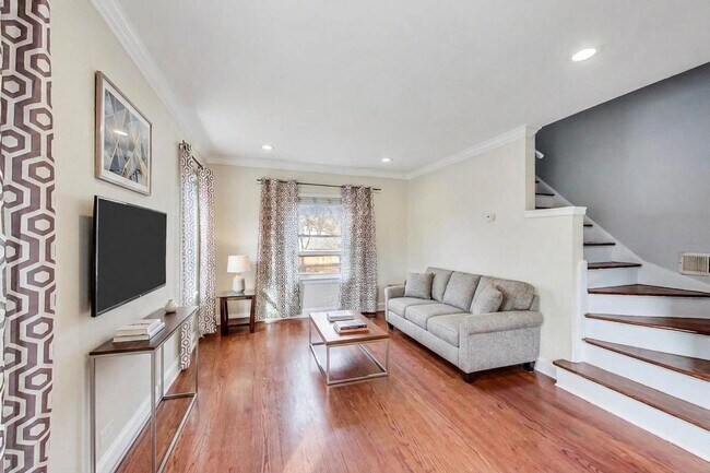 Photo - 402 N Main St