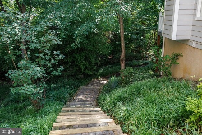 Building Photo - 221 Spring Race Ct