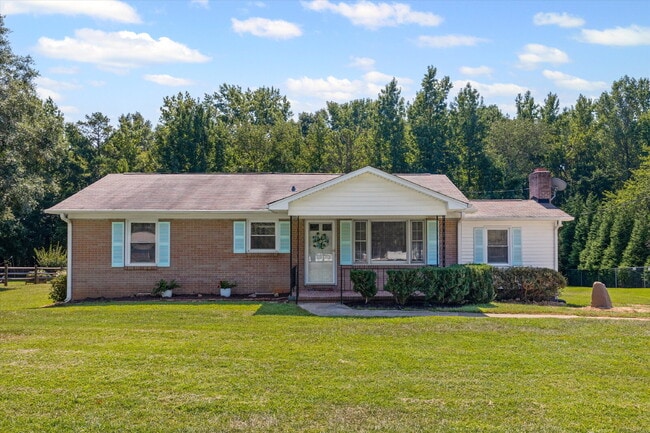 Building Photo - 3 Bedroom / 2 Bathroom Home on .78 Acres