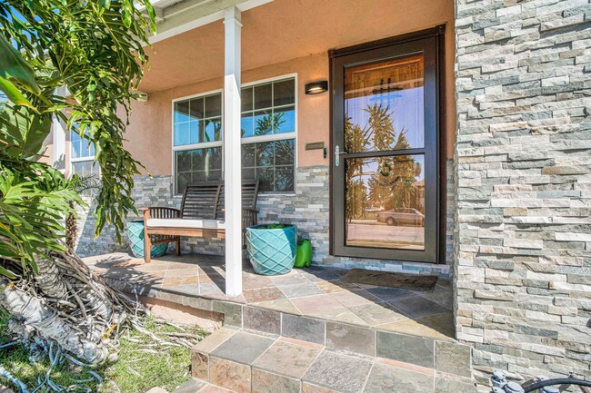 Stunning Remodeled Corner-Lot Home – An En... - Stunning Remodeled Corner-Lot Home – An En...