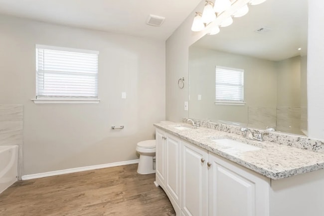 Photo - 405 Heritage Dr