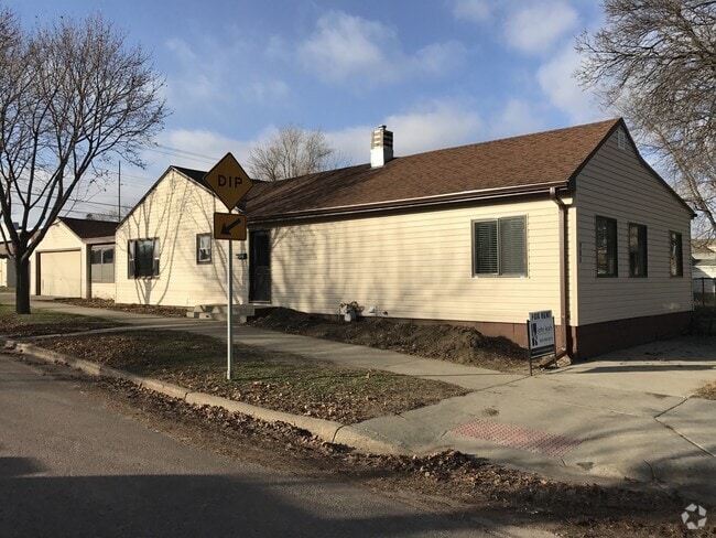 Building Photo - Spacious 4 bed 2 bath ranch home with two ...