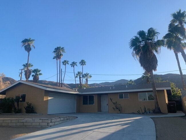 Three Bedroom Home in Beautiful Neighborhood - Three Bedroom Home in Beautiful Neighborhood