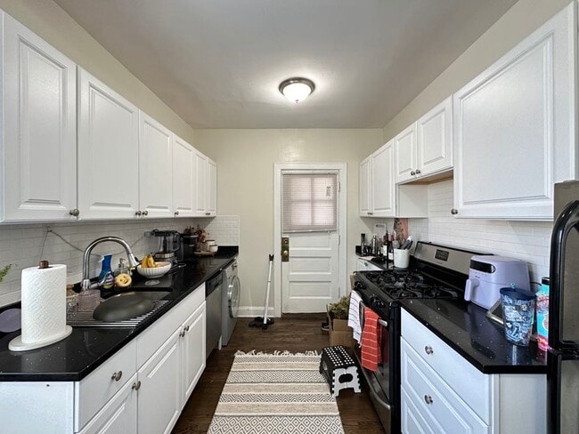 Photo - 3819.5 N Greenview Ave Unit W4