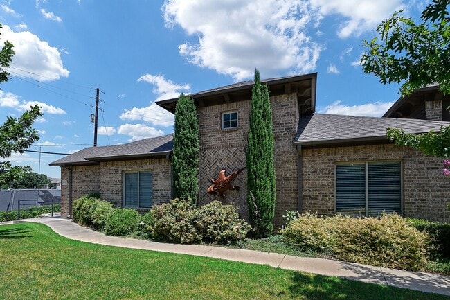 Building Photo - * MOVE IN SUMMER 6/29/2026* 6 Bed 4 Bath H... Rental