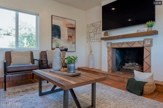 Livingroom with Fireplace and HDTV - 5418 E Yolantha St Rental