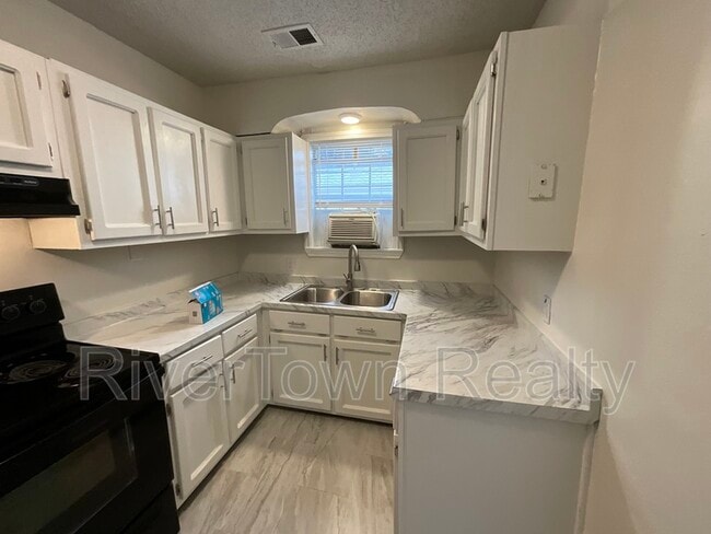 Photo - 2677 Larose Ave