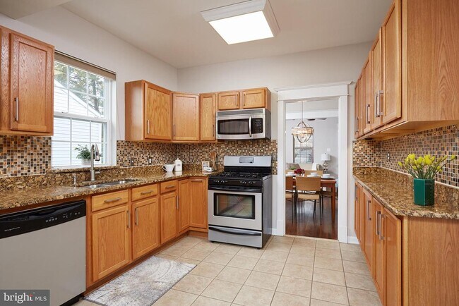 Photo - 3707 Perry St Unidad 2-level furnished home
