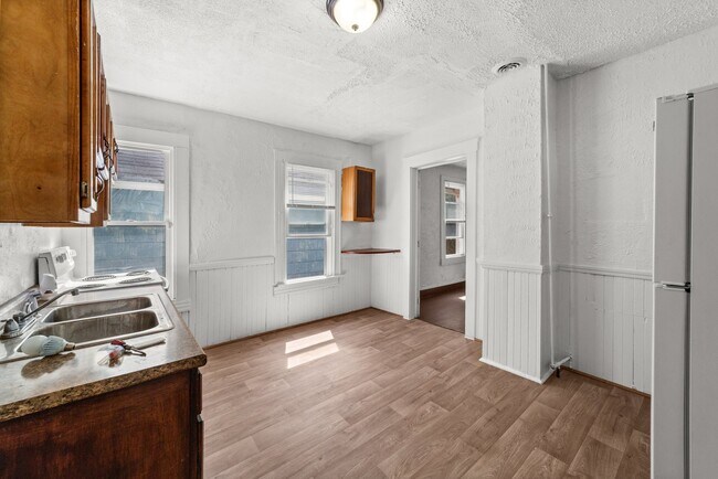 Photo - 8302 Sowinski Ave Unidad Upper