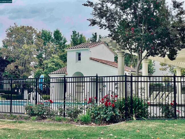 Photo - 2000 Amaryllis Cir