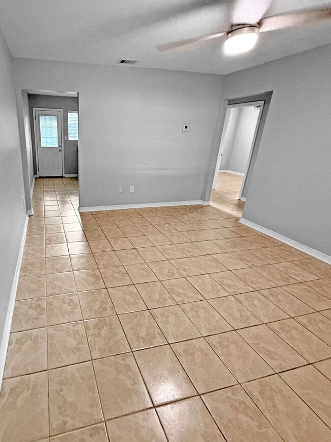 Photo - 5 Ellinor Ct Unit #B