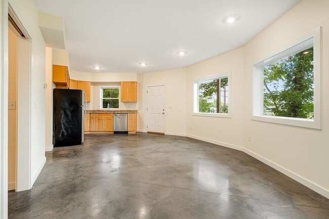 Building Photo - Logan Avenue Unit B
