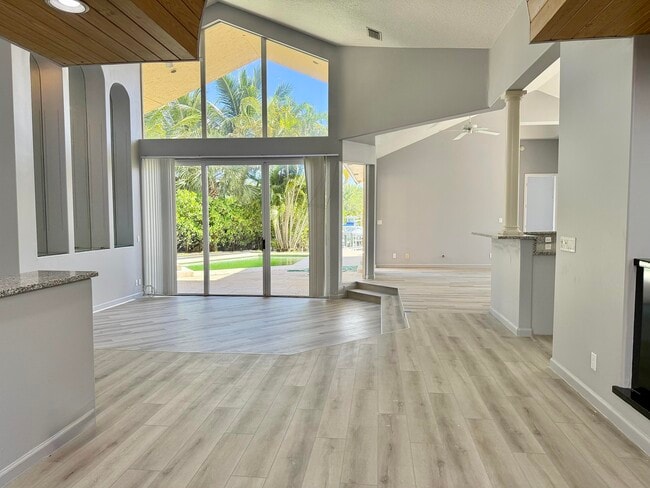 Photo - 400 Corsair Dr