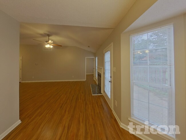 Photo - 8523 Lockerbie Ln