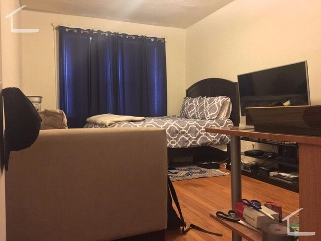 Photo - Studio in Brighton is available on 9/1