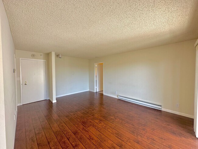 Photo - $500 OFF FIRST MONTH RENT - 1 Bed 1 Bath Available in Watergate Complex of Emeryville!!! Unidad 405