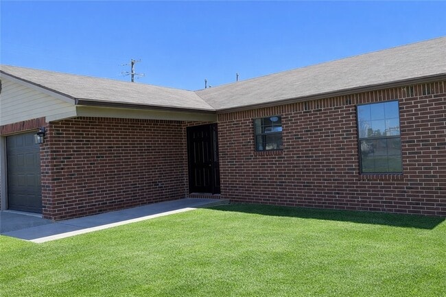 Photo - 619 E 1st St