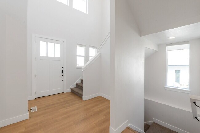 Photo - Traverse Mountain | SPACIOUS LIVING | 6 BED 4 BATH SINGLE FAMLY HOME