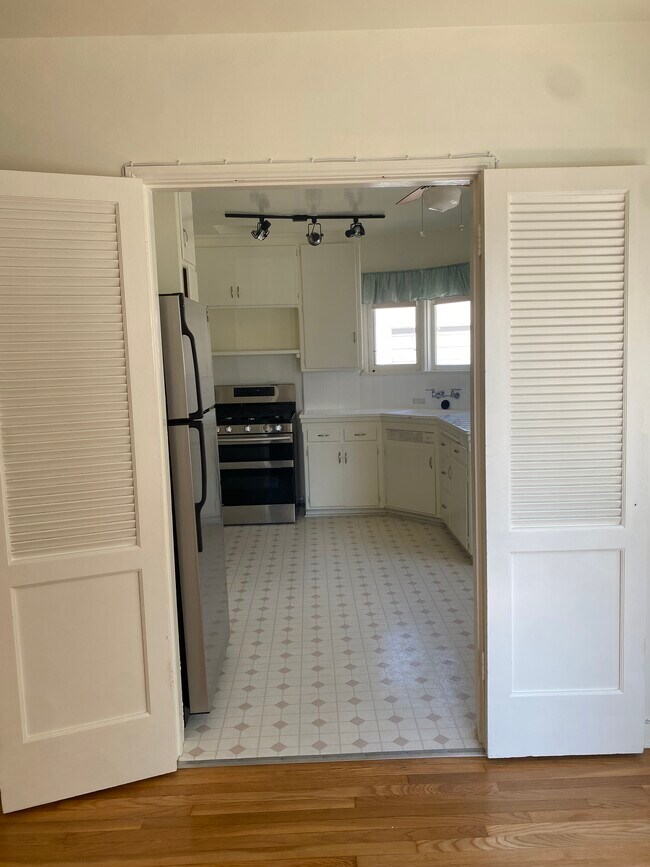 Kitchen - 1232 N Brand Blvd Unit 3