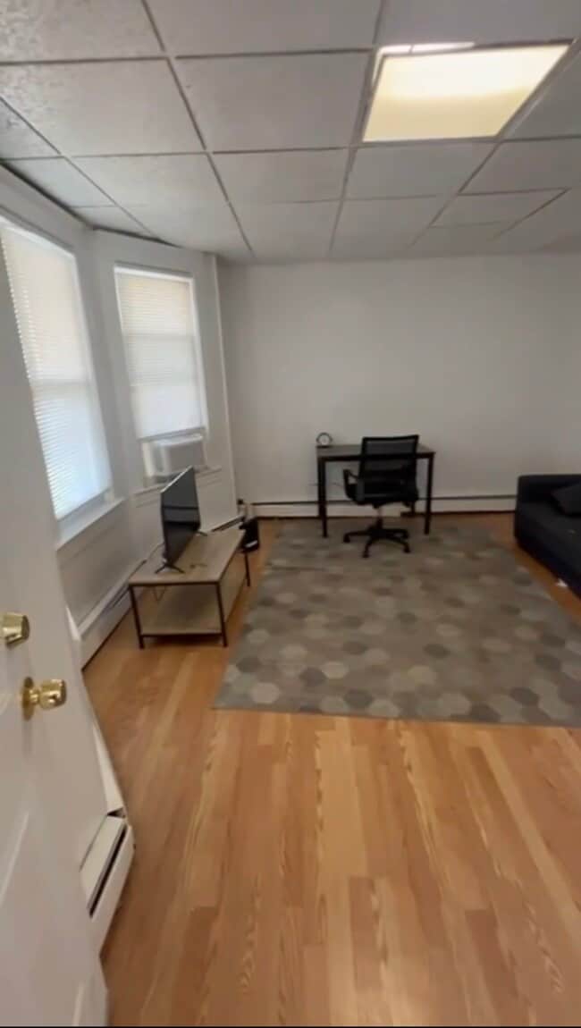 Living room - 738 Edgar Rd Unit 1