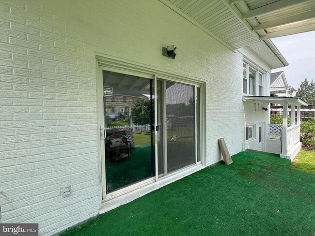 Building Photo - 10209 Douglas Ave Rental