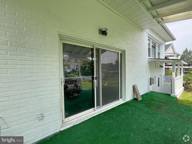 Building Photo - 10209 Douglas Ave Rental