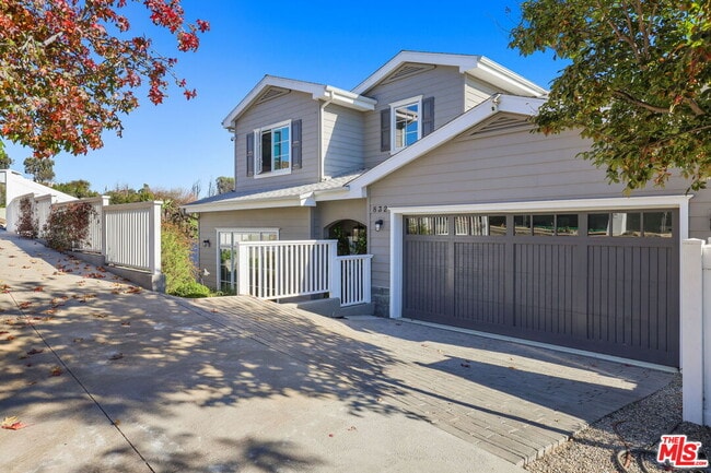 Building Photo - 832 Las Lomas Ave