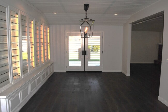 7112 Darrin Ave