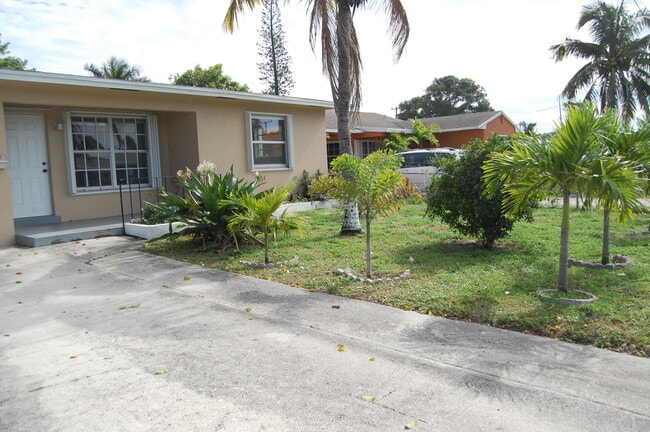 Building Photo - 628 S D St Rental