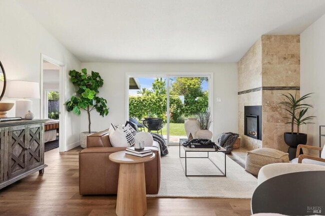 Photo - 53 Labrea Way