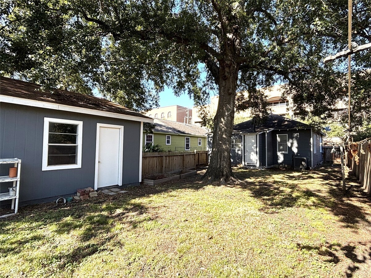 Photo - 806 Caplin St