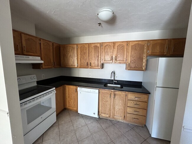 Building Photo - 5778-5778 South St Unit 303