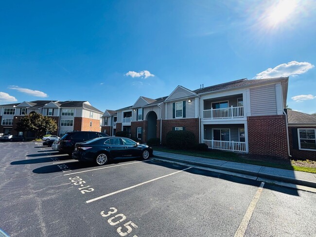 Building Photo - 305 N Knollwood Dr