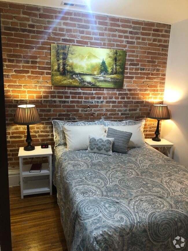 Building Photo - 104 7th St Rental