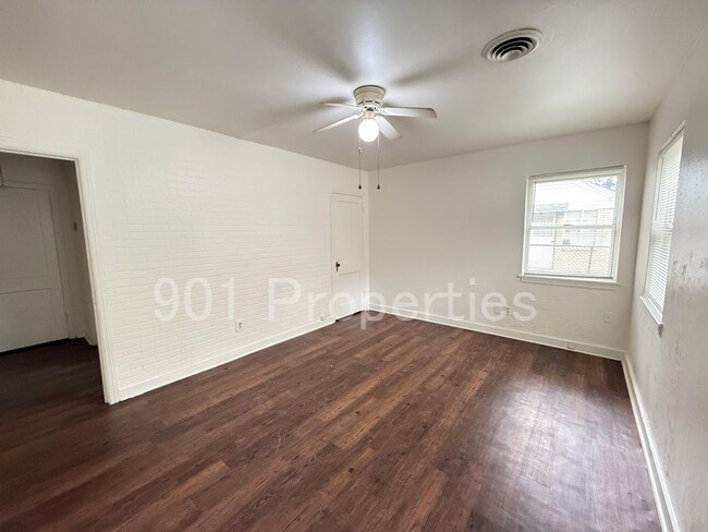Photo - 981 Chatwood St