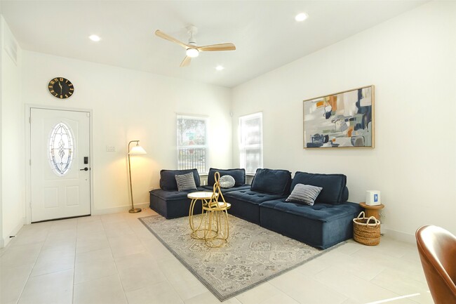 Photo - 4114 Ward St