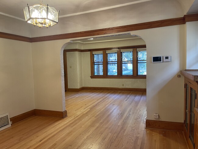 Comedor y sala de estar de concepto abierto. - 2567 N 61st St Unidad 2567