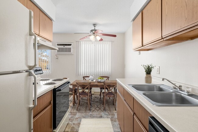 2 Bedroom - 2 Bed / 1 Bath - 860 Sq.Ft. - Summit Square