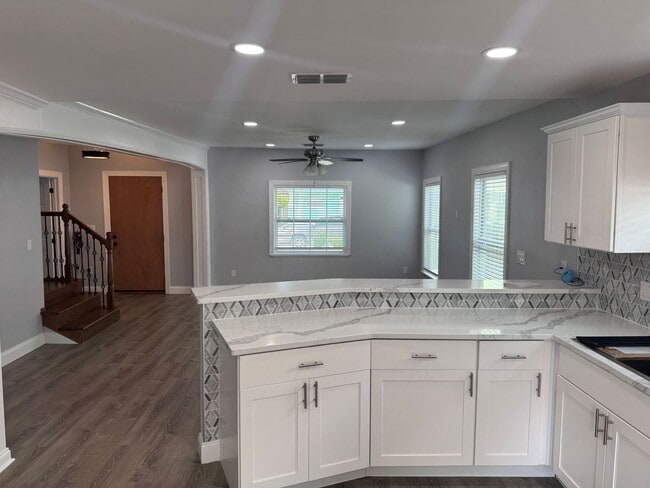 Building Photo - Large 4 bedroom West Tampa Bungalow Rental