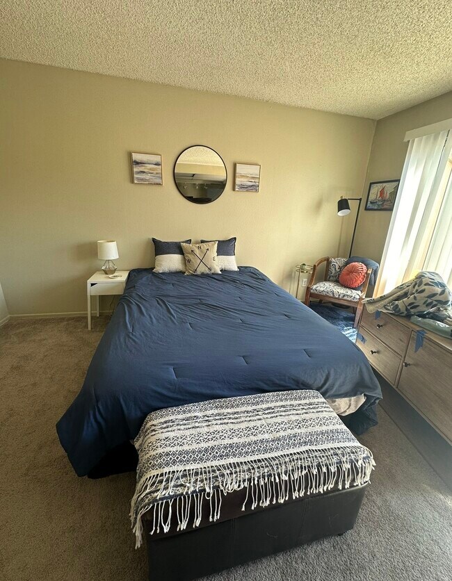 Queen bedroom - 3238 Ashford St Unidad Ashford