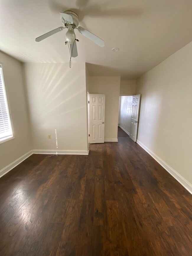 Building Photo - 527 Oldham St Unit 2nd Floor