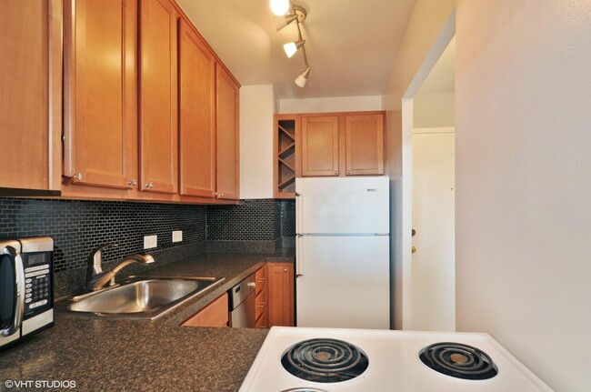 Photo - 2909 N Sheridan Rd