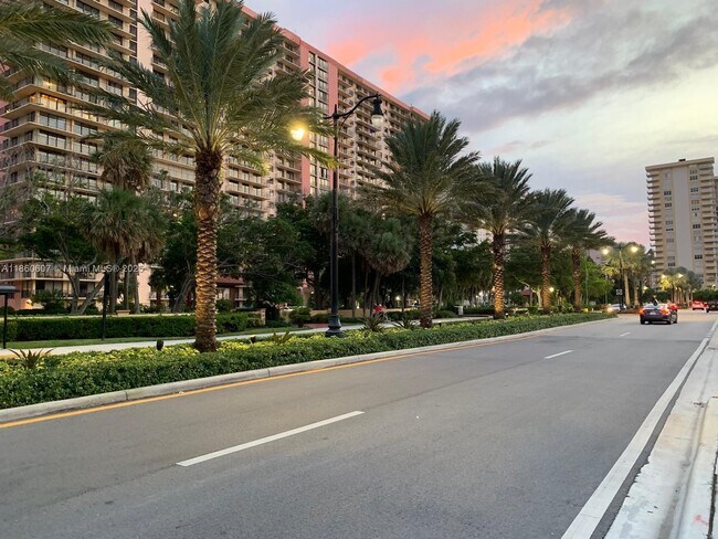 Photo - 251 174th St Unidad 1904