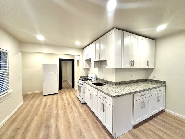 Photo - 5 Bed/2 Full Baths W/Washer&Dryer Hook Ups!