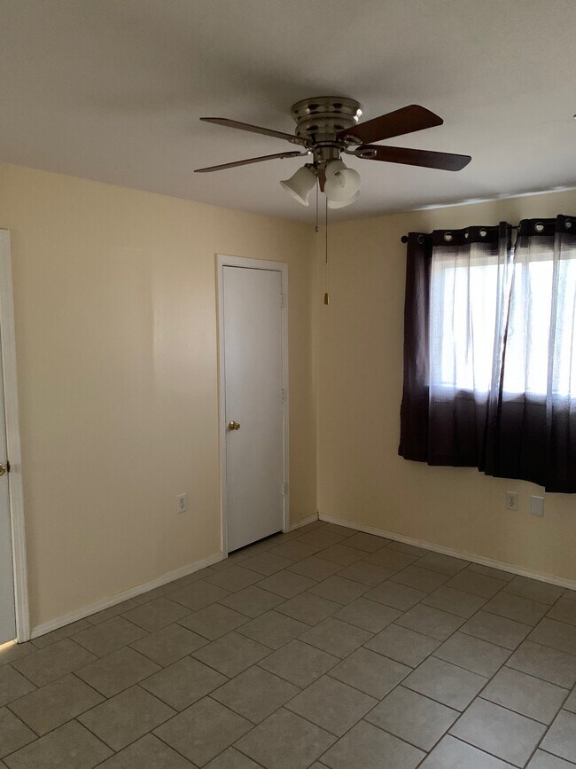 Photo - 513 E 5th Pl