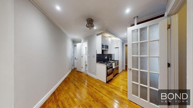 Building Photo - 410 E 13th St Unit 2E Rental