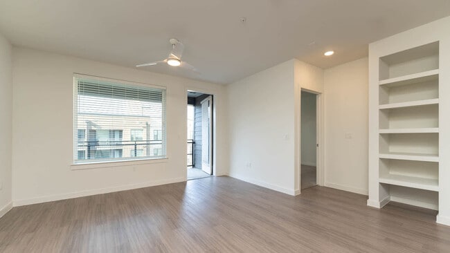 Sala de estar con balcón y pisos de superficie dura - Westerly