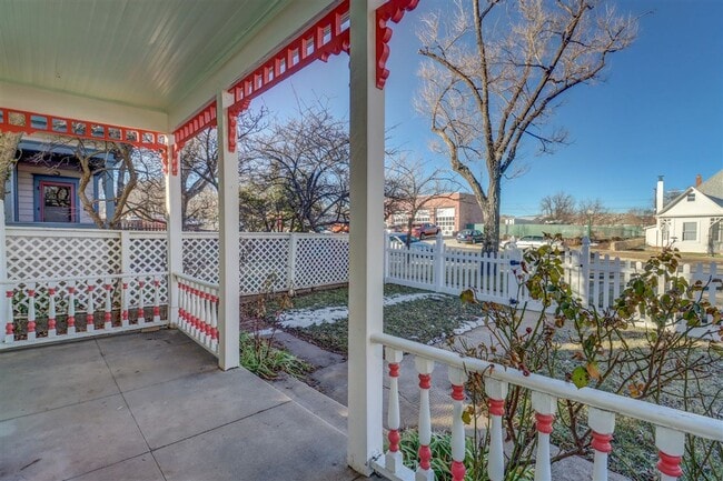 313 N Mt Vernon Ave Unidad Front House