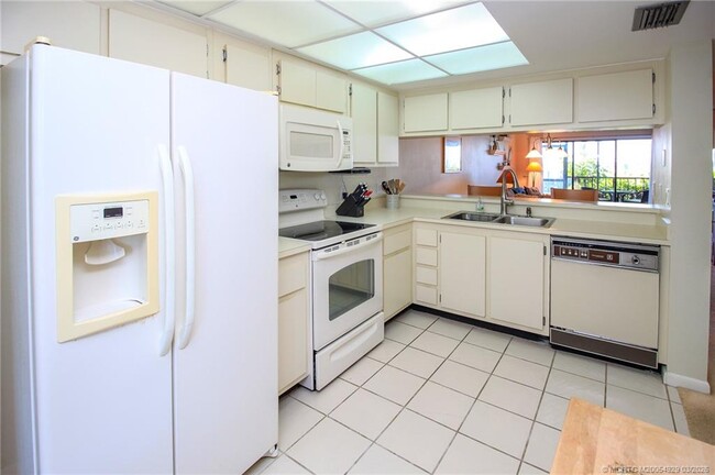 Photo - 4620 NE Sandpebble Trce Unidad 104