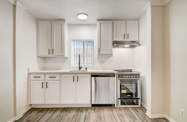 Photo - 14900 Moorpark Street